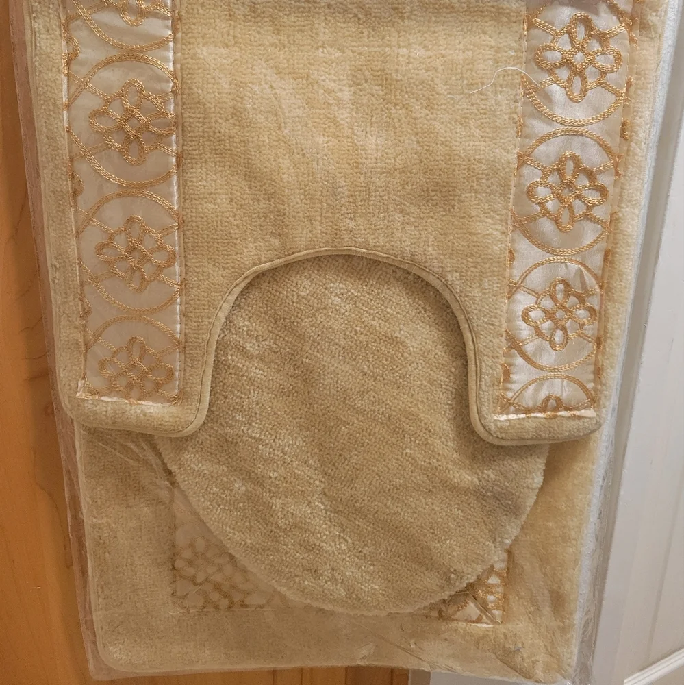 3-Piece Embroidery Bath Mat Set - Gold